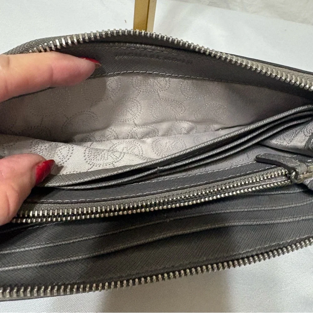 Michael Kors Jet Set Travel continental wallet in grey saffiano leather. - Picture 4 of 10